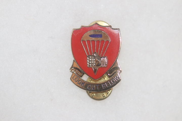 US ARMY 376th PARACHUTE FIELD ARTILLERY 101ST AIRBORNE DIVISION ENAMEL DISTINCTIVE CREST DI