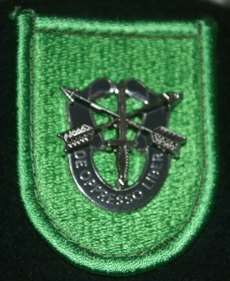 ORIGINAL CURRENT ISSUE US ARMY 10TH SPECIAL FORCES BERET & BADGE CREST  7 -7 1/8