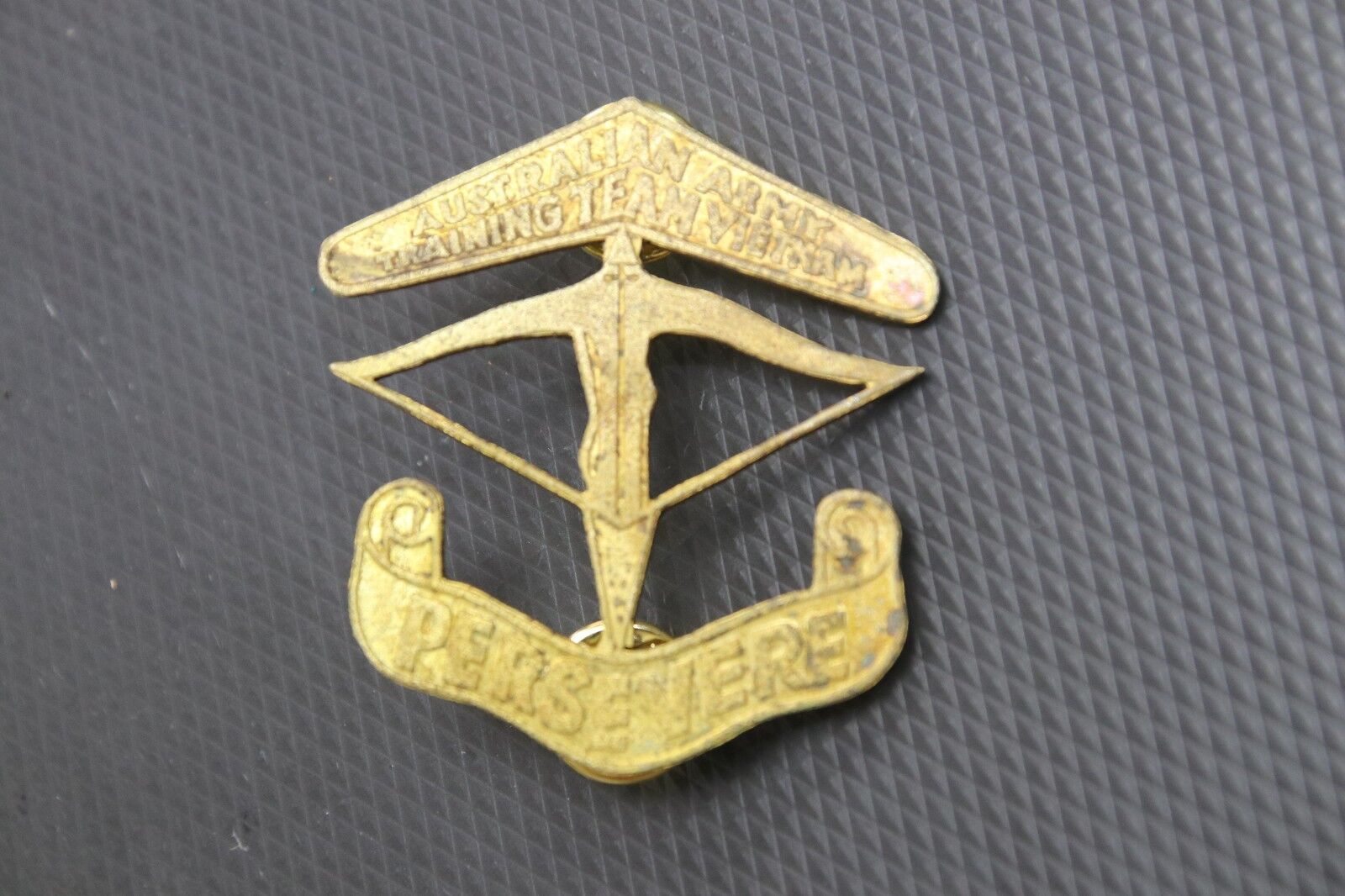 AUSTRALIAN ARMY TRAINING TEAM VIETNAM BRASS BERET BADGE SUPERB COPY AATTV
