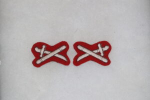 BRITISH ARMY WWII GENERAL OFFICER'S RANK BADGES COTTON ON RED FELT COLLAR