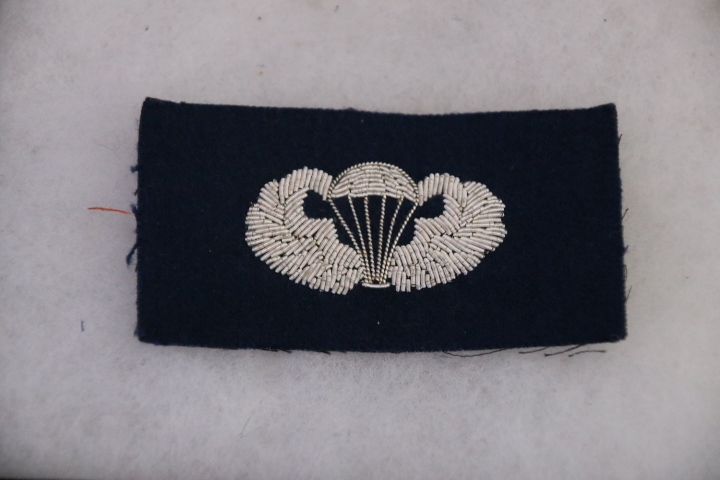 US ARMY WW2 PATTERN BULLION WIRE FULL SIZE PARACHUTE WING ON BLUE FELT